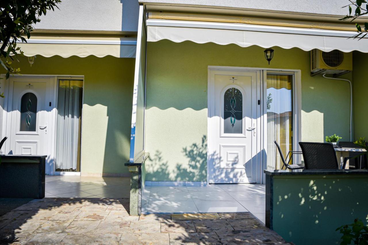 Locus Apartments Petrcane Bagian luar foto