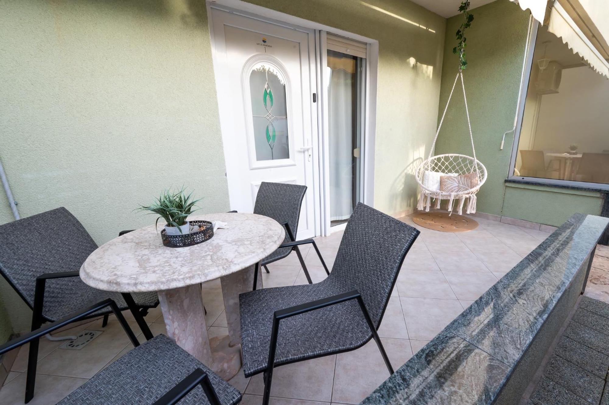 Locus Apartments Petrcane Bagian luar foto
