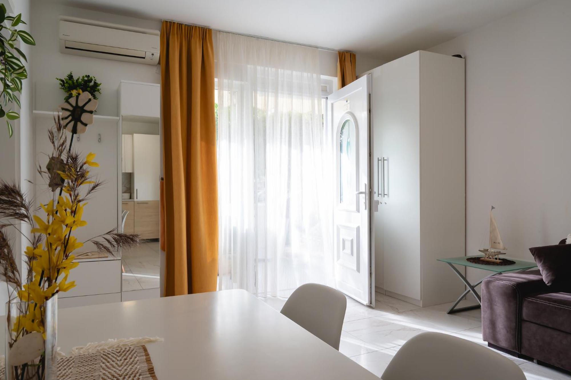 Locus Apartments Petrcane Bagian luar foto