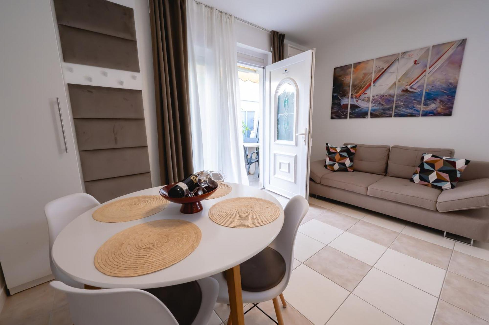 Locus Apartments Petrcane Bagian luar foto