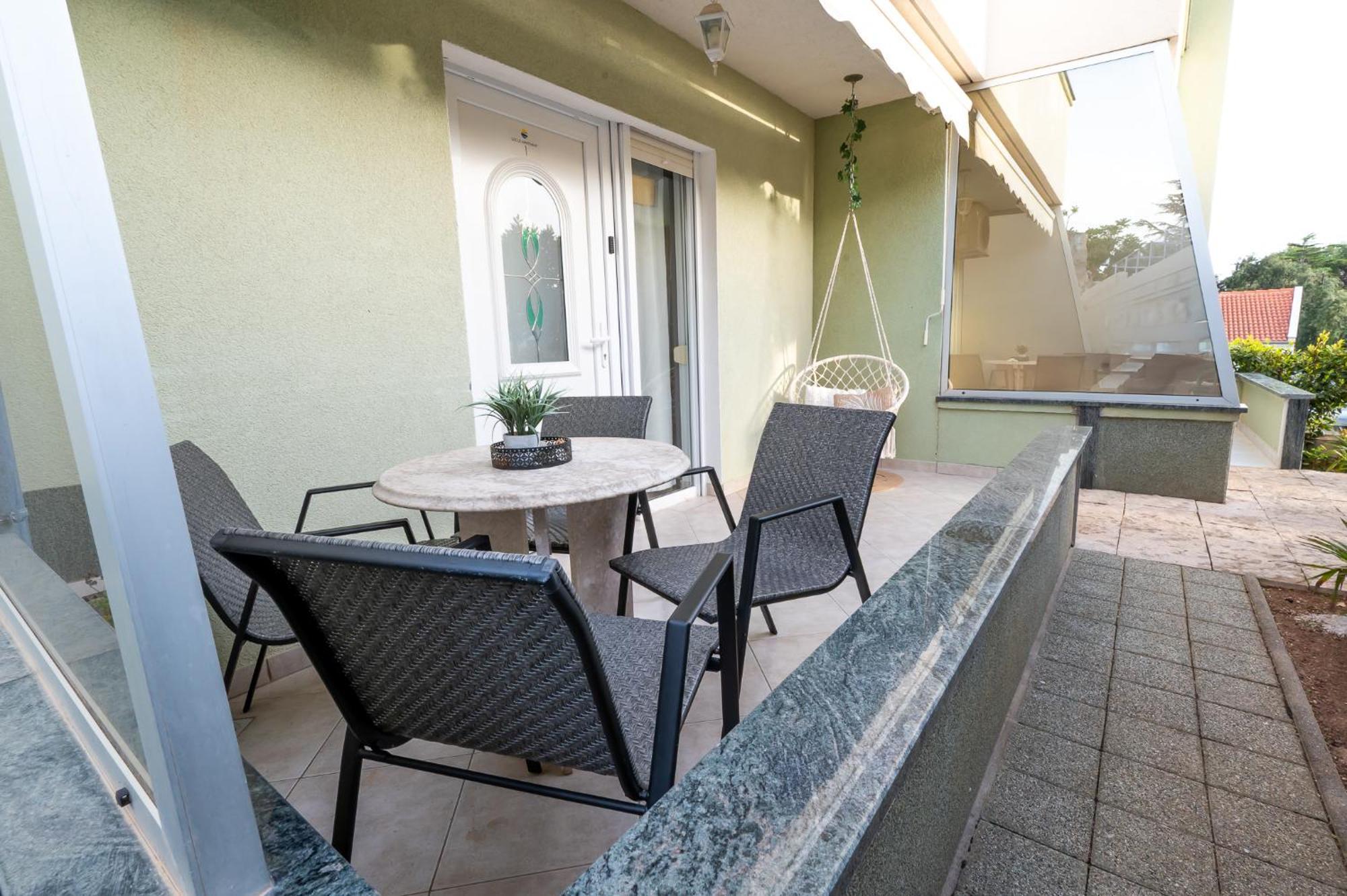 Locus Apartments Petrcane Bagian luar foto